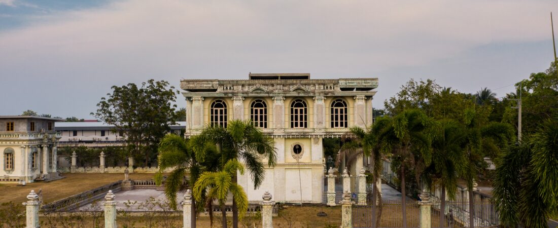 Abandoned mansion sits ruined in Thailand